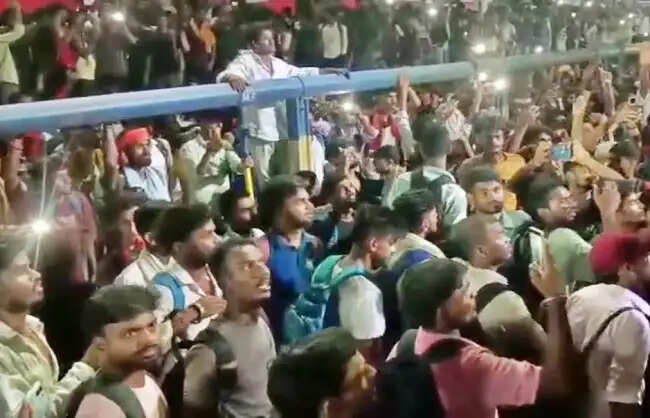 पाटलिपुत्र रेलवे स्टेशन पर उपद्रव के बाद छह लोग गिरफ्तार, 500 अज्ञात लोगों के खिलाफ एफआईआर