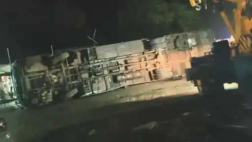 रतलाम-इंदौर फोरलेन पर स्लीपर बस&nbsp;अनियंत्रित होकर पलटी, 28 यात्री घायल, क्रेन से हटाया गया वाहन