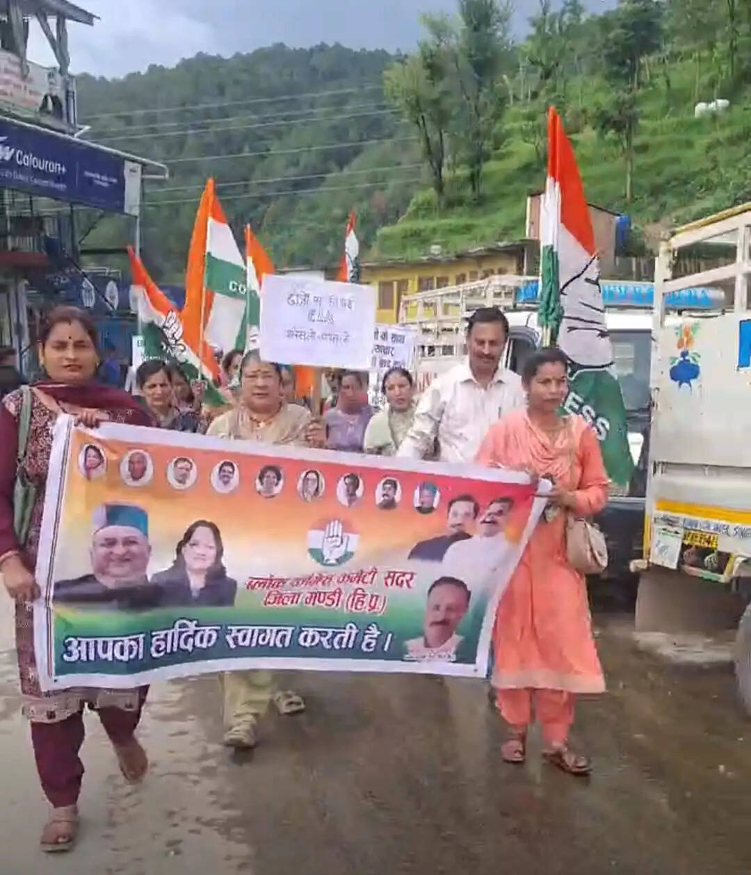 पेपर लीक और लाठीचार्ज के विरोध में मंडी में कांग्रेस का प्रदर्शन