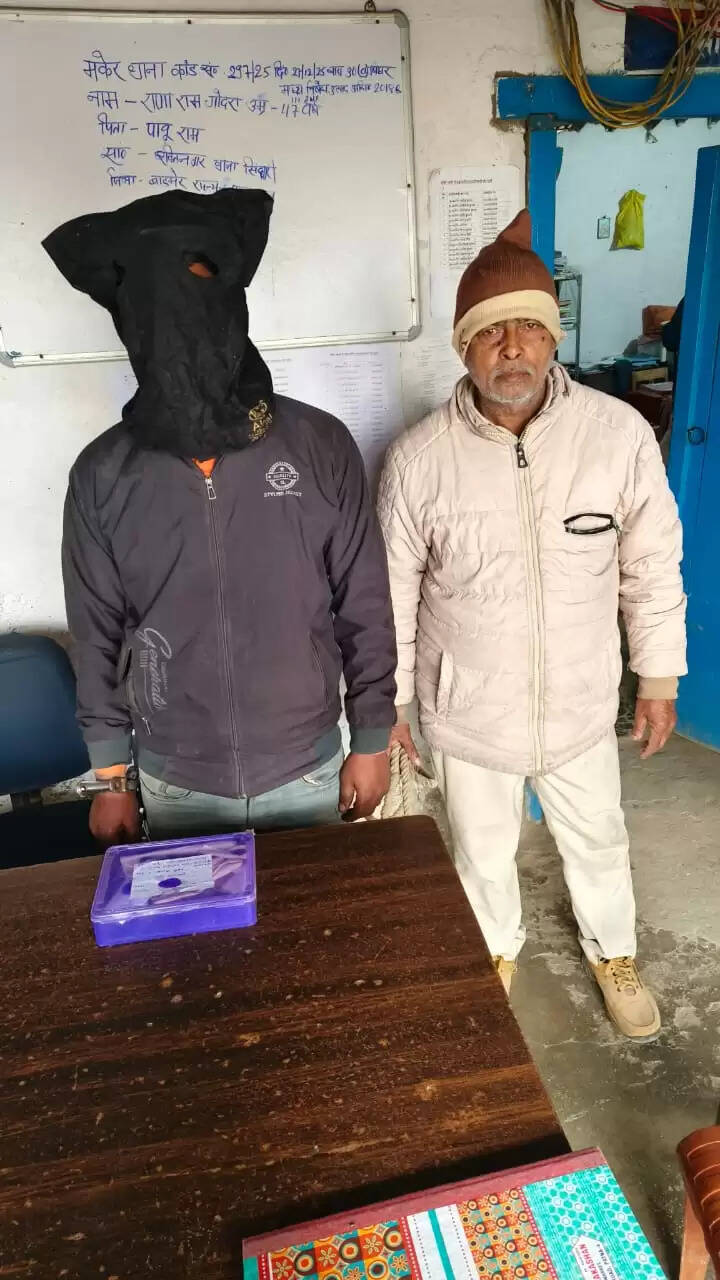 मकेर में वाहन चेकिंग के दौरान हथियार के साथ पटना का युवक गिरफ्तार