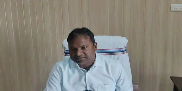 अस्पताल में लटका रहा ताला, महतारी एक्सप्रेस में हुआ प्रसव; स्वास्थ्य विभाग ने मांगा जवाब
