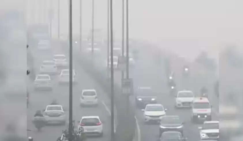 कोहरे में लिपटी दिल्ली की सुबह, दृश्यता घटी, इंडिगो ने परामर्श जारी किया