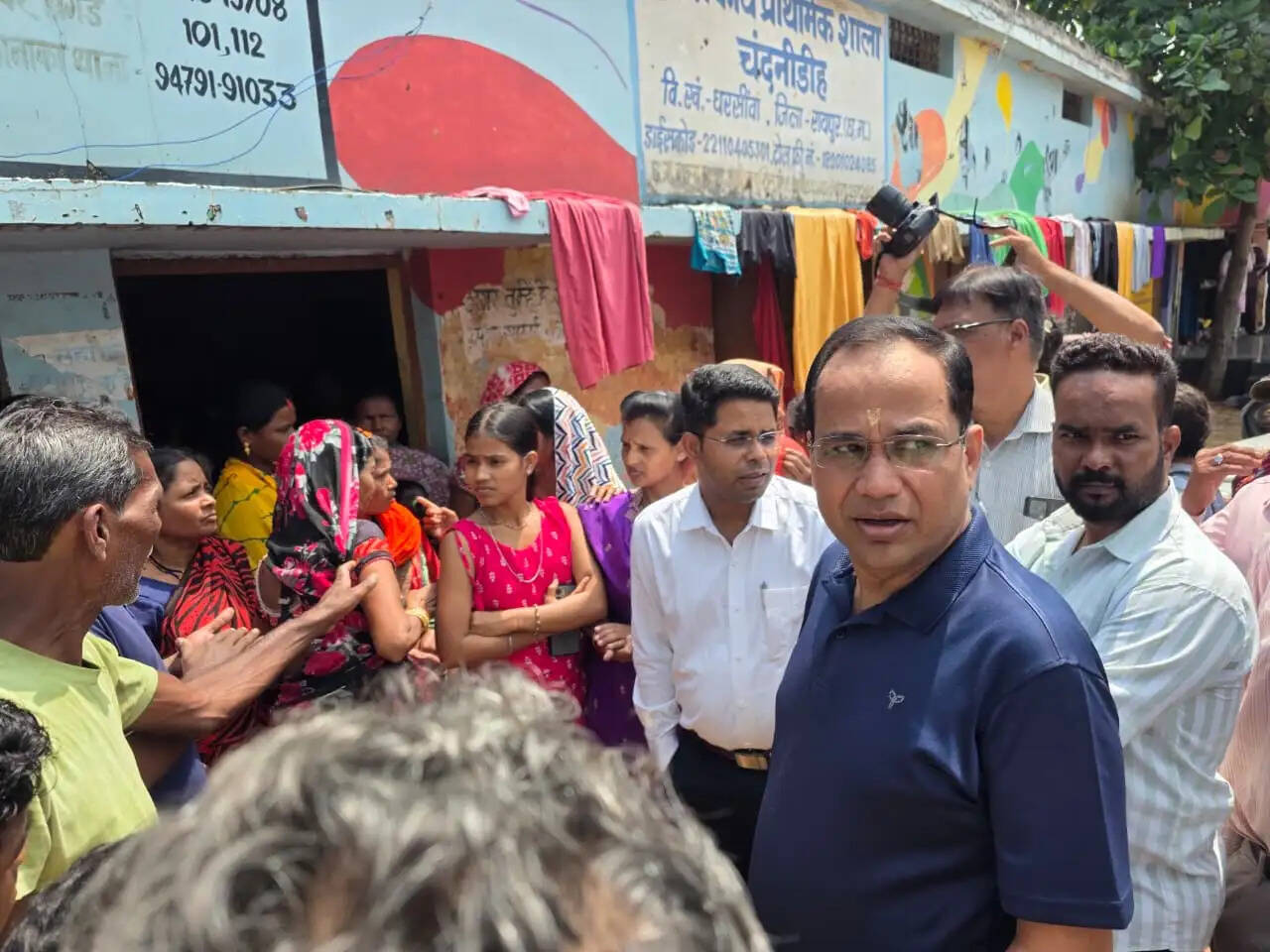 बाढ़ प्रभावित क्षेत्रों और राहत शिविरों का कलेक्टर डॉ. गौरव सिंह ने किया निरीक्षण