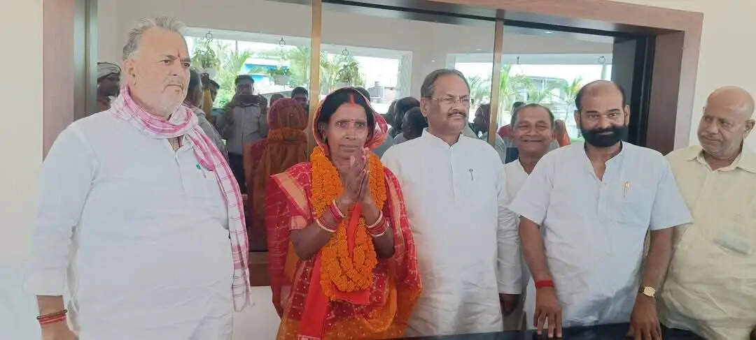 बलिया के मनियर नगर पंचायत अध्यक्ष के उपचुनाव में भाजपा प्रत्याशी की जीत