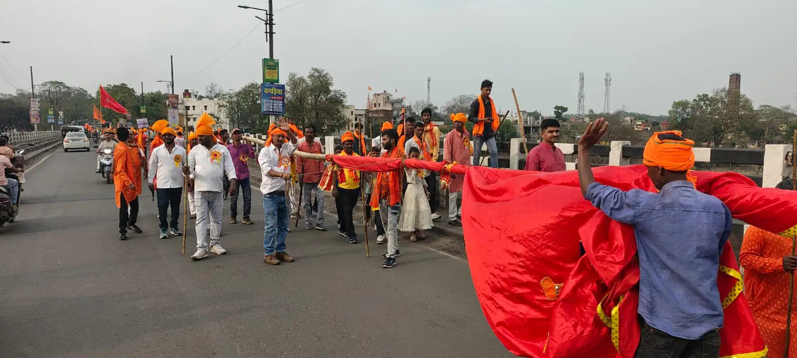 पारंपरिक शस्त्रों के साथ सड़क पर उतरे भगवाधारी, जय श्री राम के नारे से गूंजा शहर