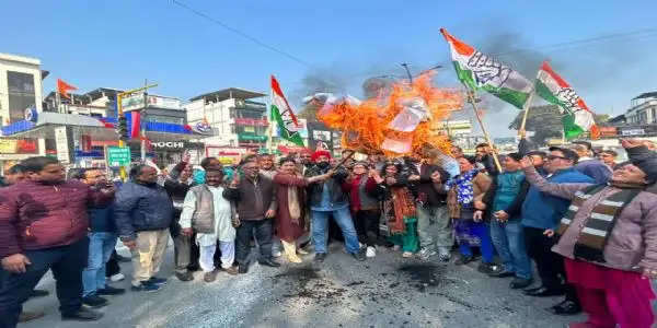 राहुल गांधी को मंदिर जाने से रोकने पर कांग्रेस नाराज, पुतला फूंका