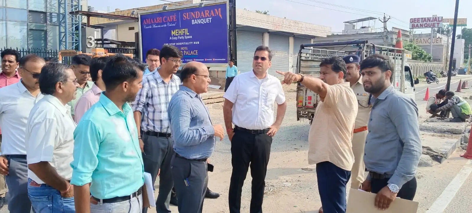 कमला नेहरू नगर सड़क दुर्घटना की जांच के लिए गठित सात सदस्यीय समिति ने किया दुर्घटनास्थल का निरीक्षण