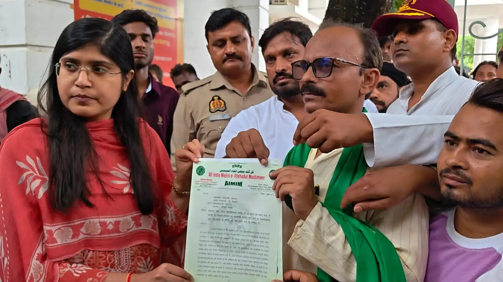 जौहर विश्वविद्यालय के भवनों को ध्वस्त करने के आदेश के विराेध में एआईएमआईएम का प्रदर्शन