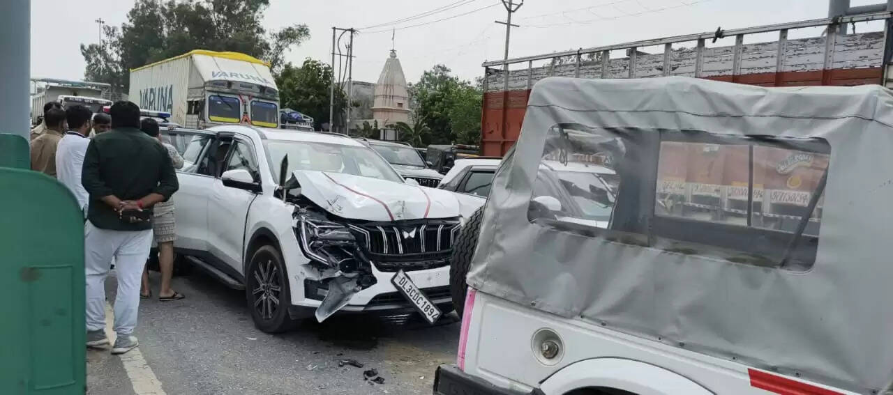 हापुड़ : सड़क हादसे में माध्यमिक शिक्षा मंत्री गुलाब देवी और चालक घायल