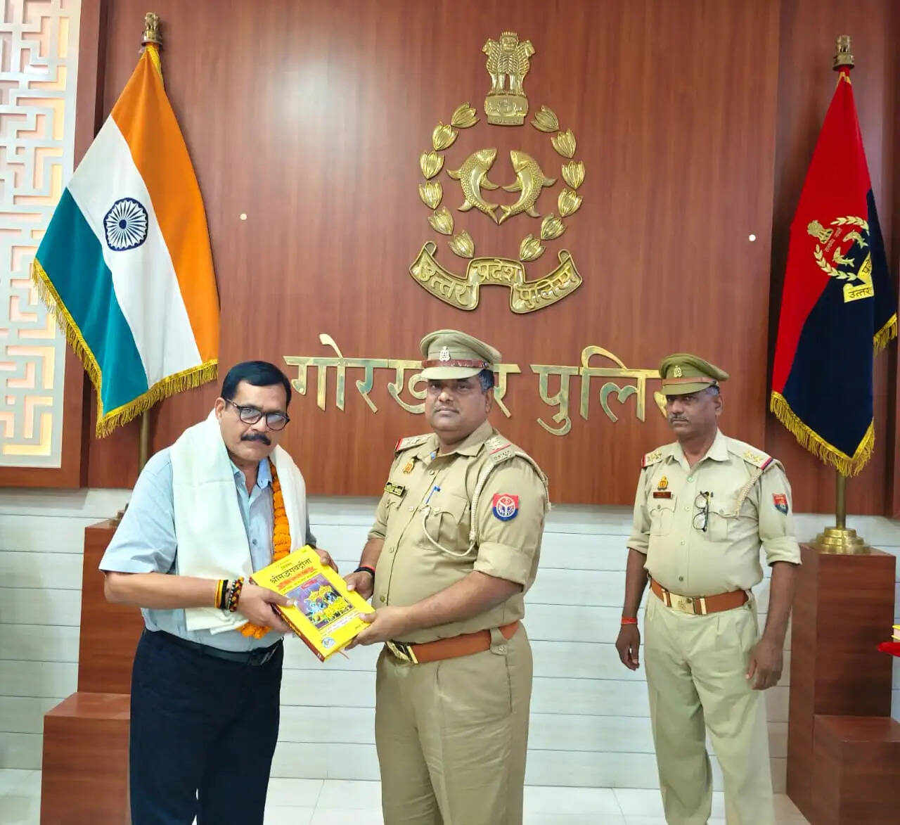 सेवानिवृत्त हुए तीन पुलिसकर्मियों को सम्मान के साथ दी गई भावभीनी विदाई