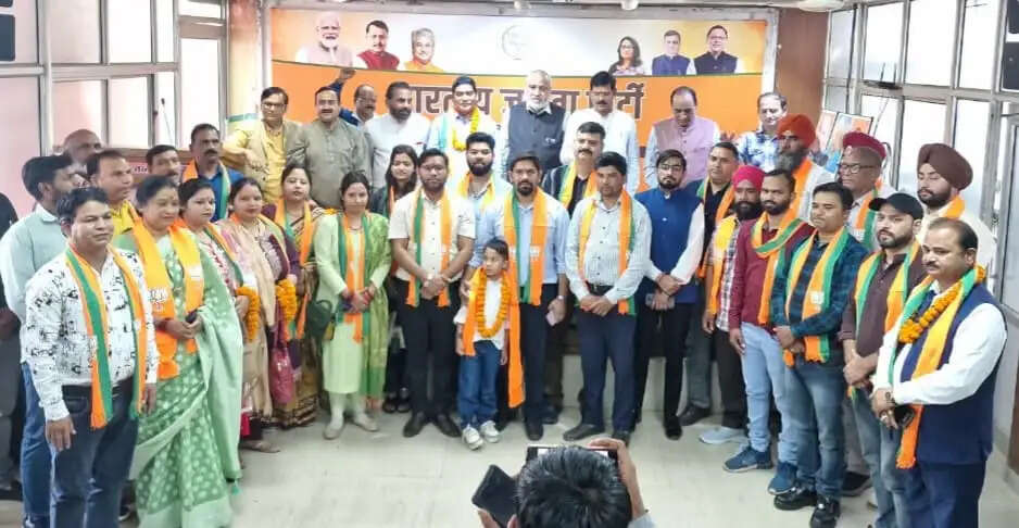 पूर्व श्रम उपायुक्त सहित लोगों ने लीं भाजपा की सदस्यता