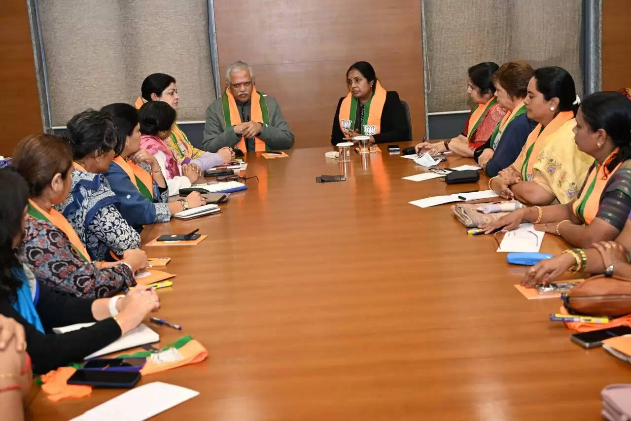 भाजपा महिला मोर्चा की बैठक में कार्यकर्ताओं को सक्रिय करने पर जोर