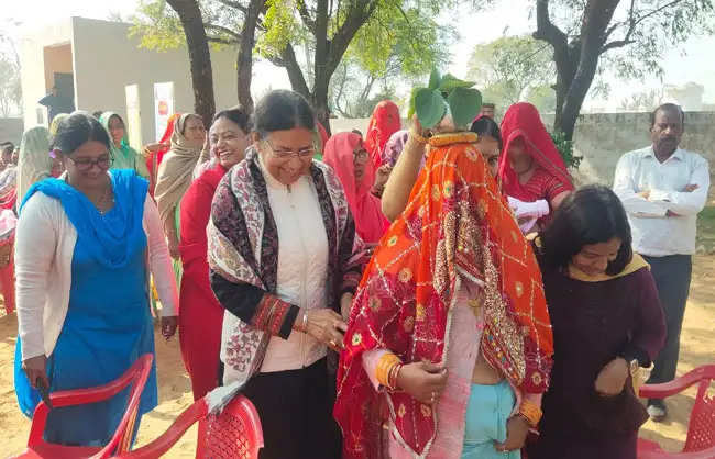 नारनौलः सरकार योजनाओं का लाभ जरूरतमंदों तक पहुंचा रही हैः संतोष यादव