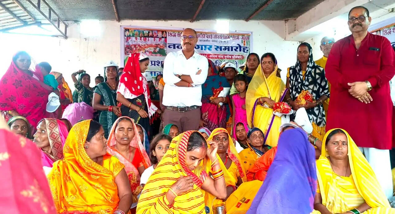 ग्राम महंत के मां चंडी दाई मंदिर में फिर सजा मां का दरबार, चोरी गए मुकुट-आभूषणों की हुई वापसी