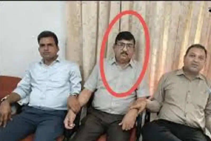लोकायुक्त ने धार जिला&nbsp;परियोजना समन्वयक&nbsp;को एक लाख रुपए की रिश्वत लेते हुए रंगे हाथों पकड़ा