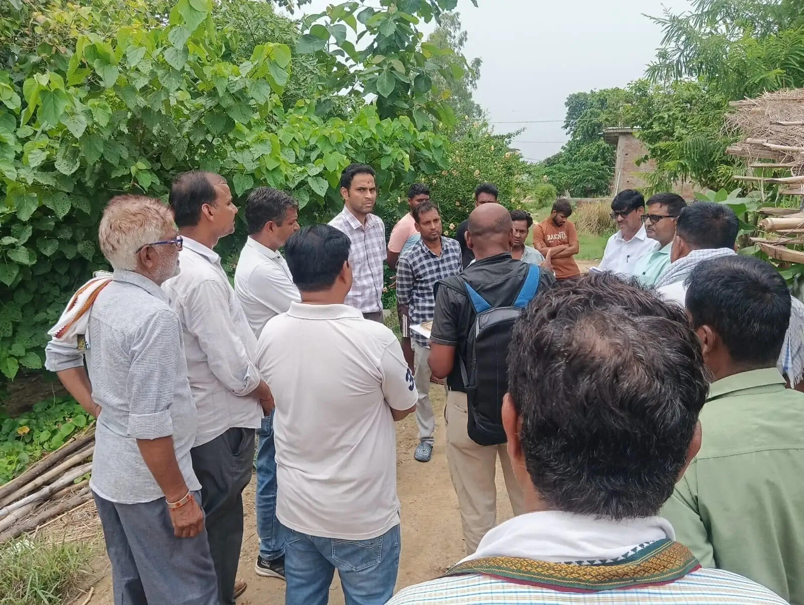 आईजीआरएस शिकायतों की हकीकत जानने गांव पहुंचे जिलाधिकारी, मौके पर कराई जांच
