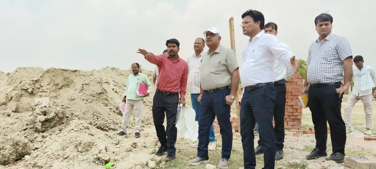 खेरसा में 24 करोड़ से बन रहे मुख्यमंत्री मॉडल विद्यालय का डीएम ने लिया जायजा