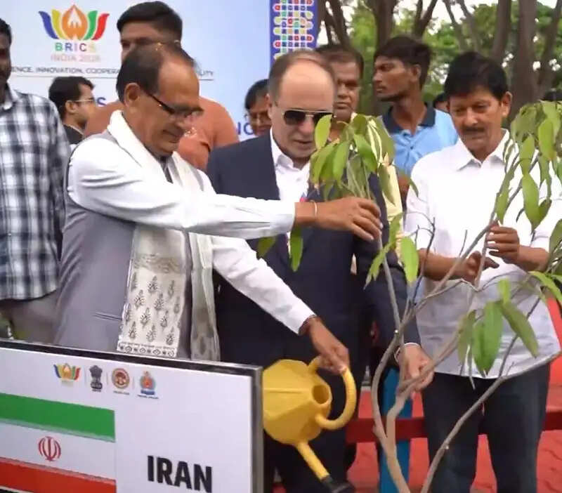 मप्र के इंदौर में ब्रिक्स देशों के कृषि मंत्रियों ने पौधरोपण कर दिया पर्यावरण संरक्षण और हरित विकास का संदेश