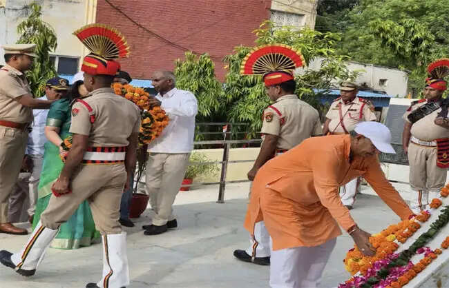 नारनौल में शहीद स्मारक पर सांसद धर्मबीर सिंह ने अर्पित किया पुष्पचक्र