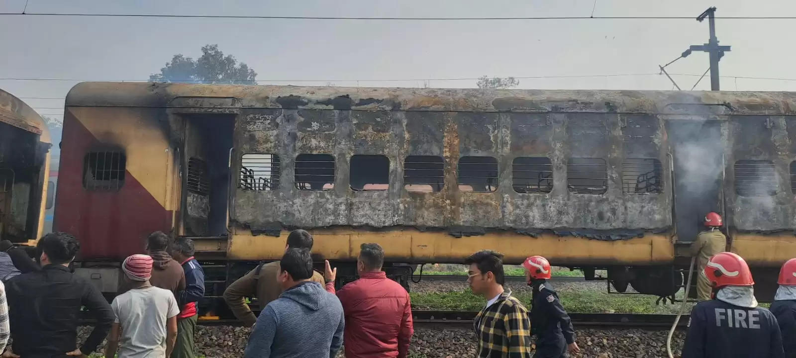 पटेल नगर रेलवे स्टेशन पर ट्रेन के कोच में लगी आग