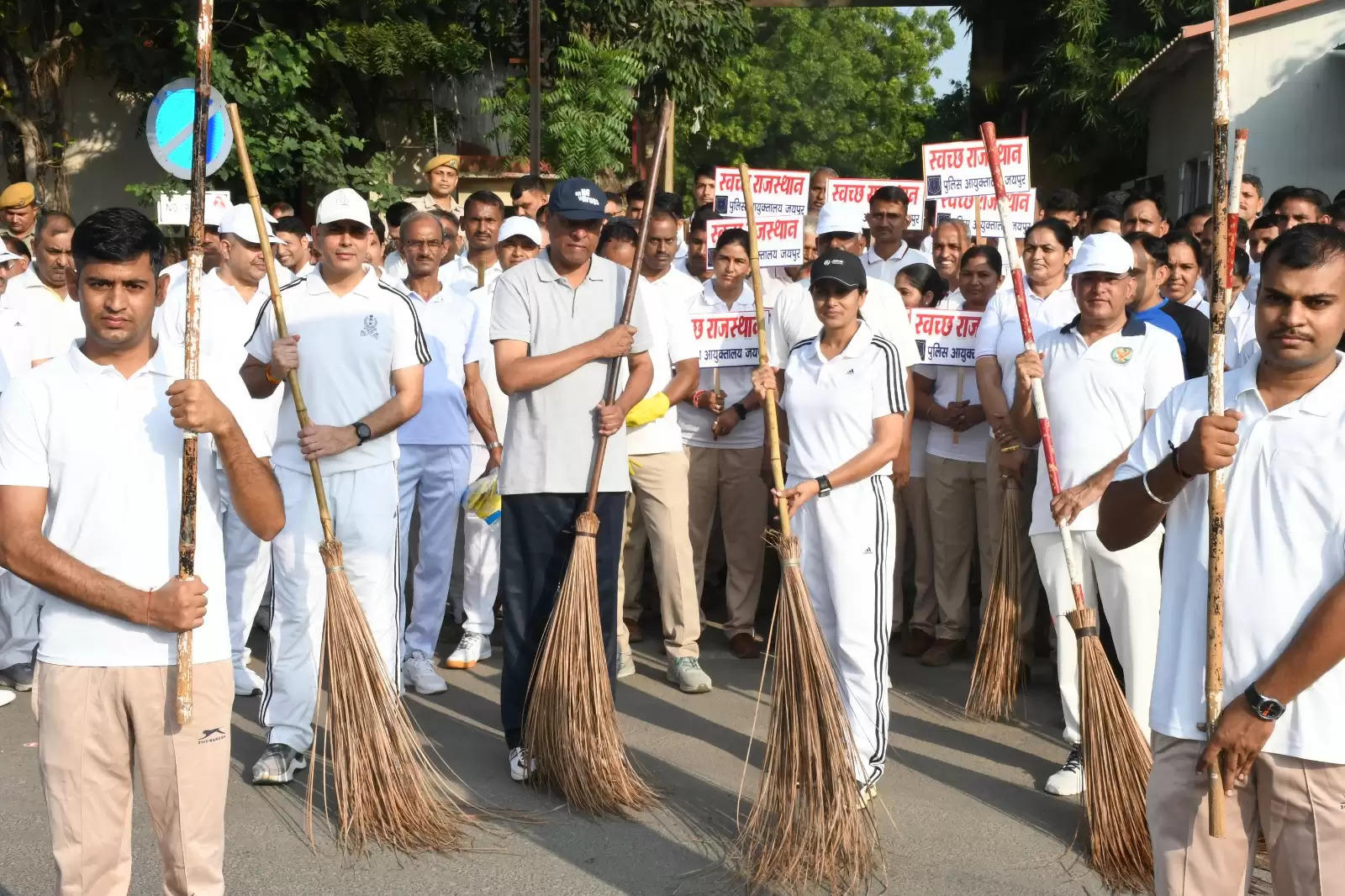 जयपुर पुलिस कमिश्नर ने श्रमदान कर दिया स्वच्छता का संदेश