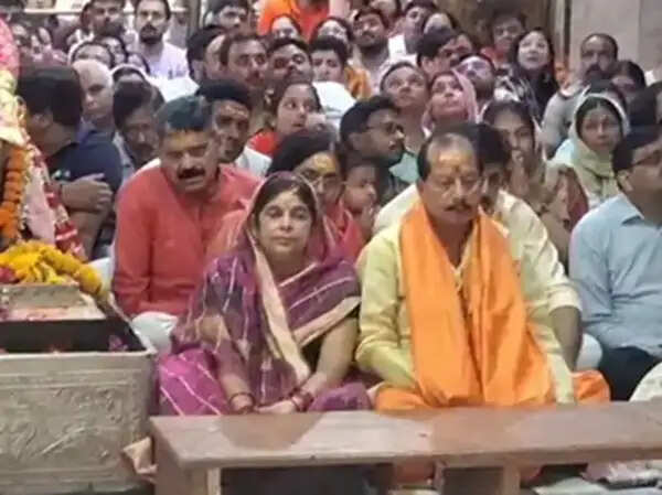 उज्जैन : बिहार के पूर्व डिप्टी सीएम विजय कुमार सिन्हा ने सपत्नीक महाकाल की भस्म आरती में हुए शामिल