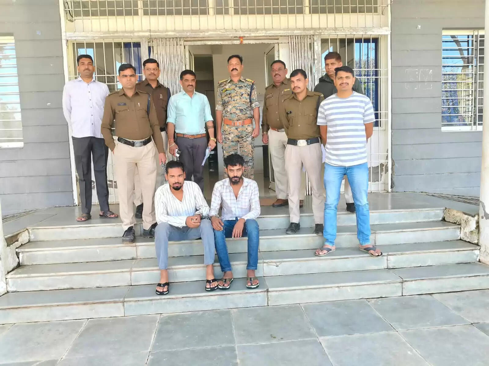 धारः 10 दिन पूर्व निर्माणाधीन अस्पताल बाग मे हुई हत्या का पुलिस ने किया पर्दाफाश