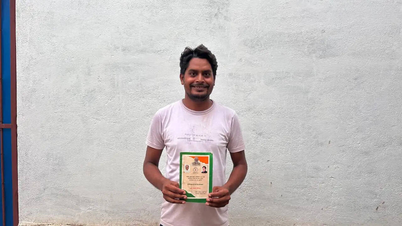 मुख्यमंत्री हेल्पलाइन 1076 से दूर हुई राशन कार्ड की त्रुटि, उपेंद्र बंजारे को फिर से मिलने लगा नियमित राशन