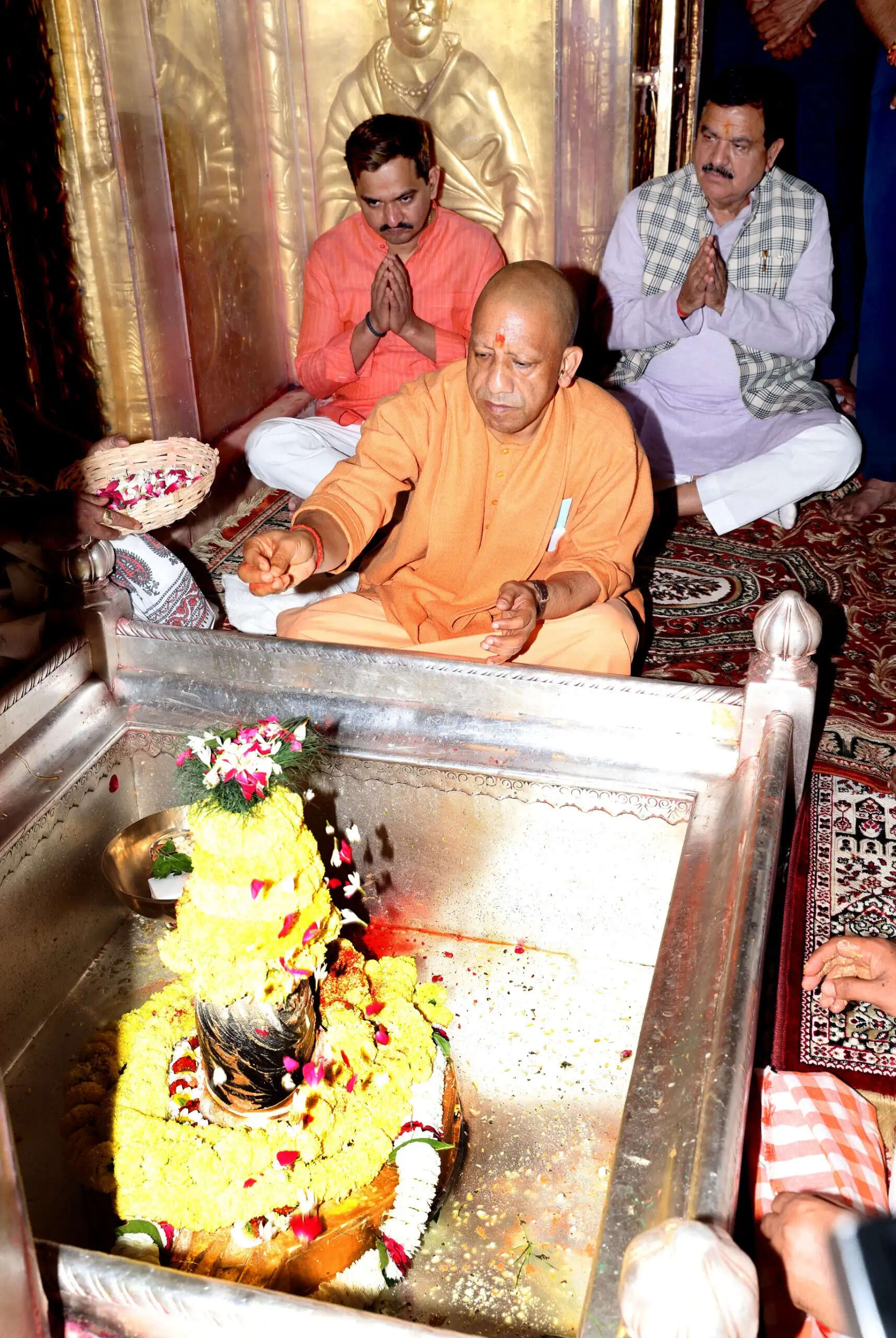 वाराणसी: मुख्यमंत्री योगी आदित्यनाथ ने श्री काशी विश्वनाथ धाम में लगाई हाजिरी