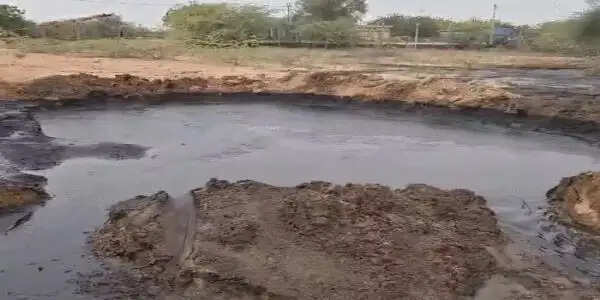 क्रूड ऑयल पाइपलाइन लीक से खेत में फैला तेल, 500 मीटर तक प्रभावित इलाका