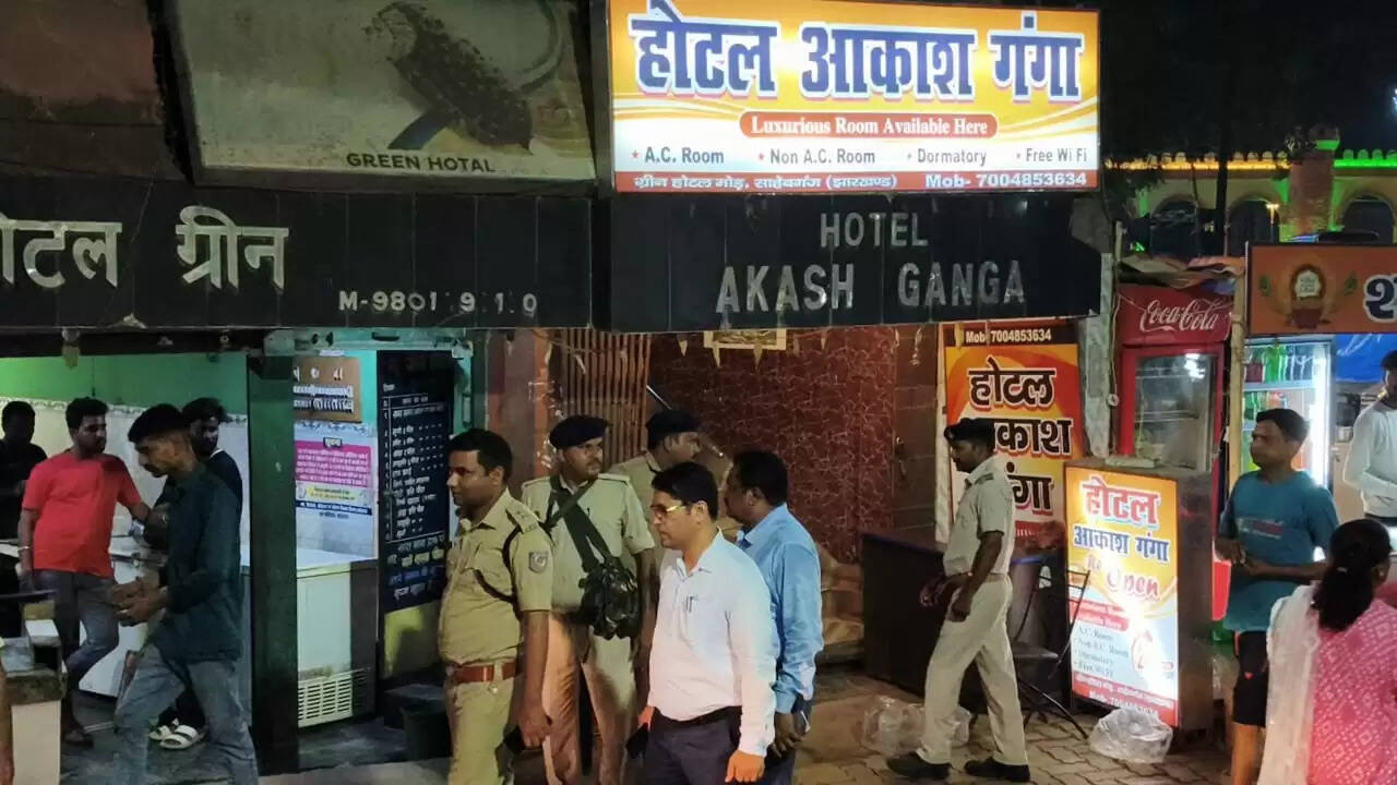 साहिबगंज के कई होटलों में प्रशासन की छापेमारी