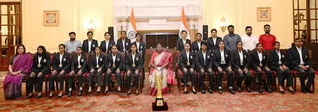 भारतीय दृष्टिबाधित महिला क्रिकेट टीम ने राष्ट्रपति से मुलाकात की