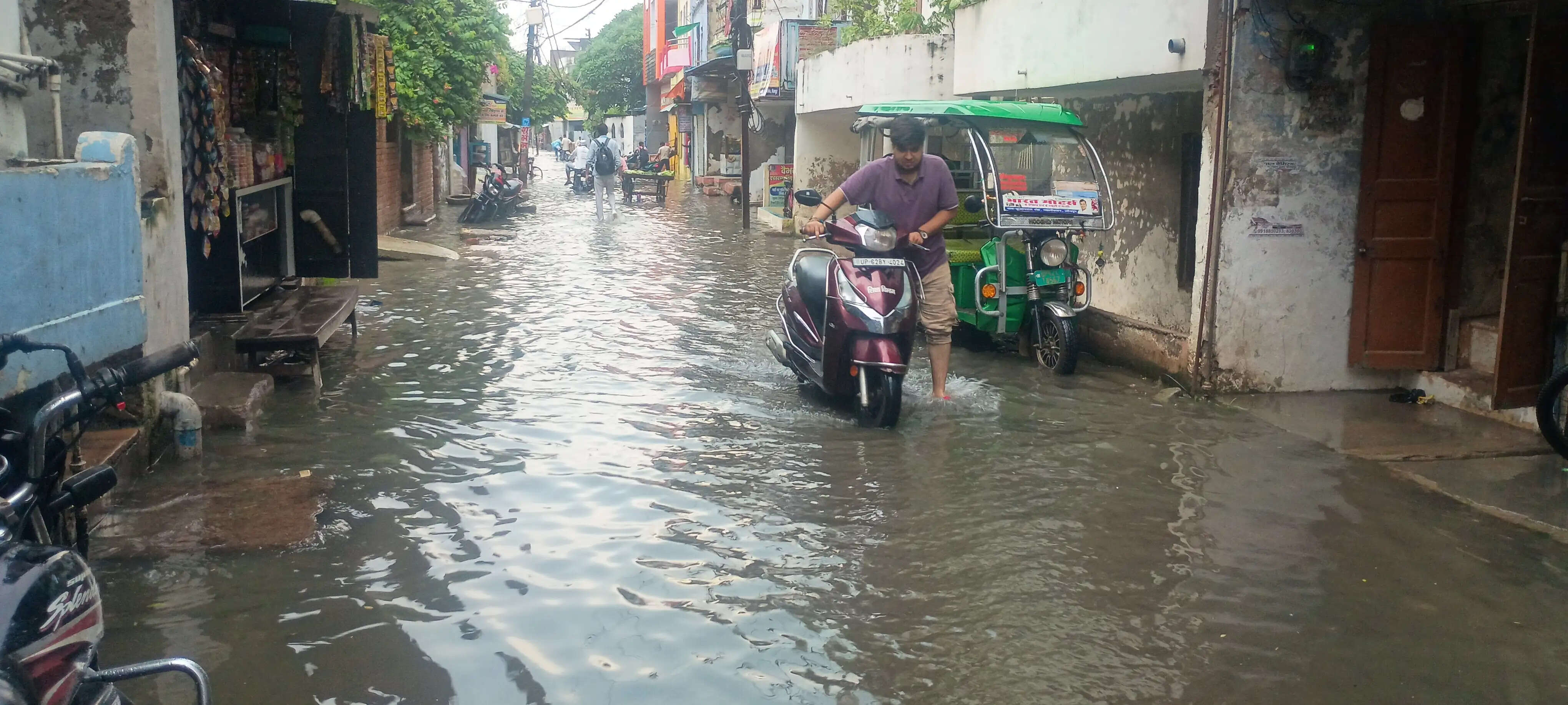 जौनपुर : दाे घंटे की बारिश ने शहर को किया जलमग्न, राहगीरों की बढ़ी परेशानी