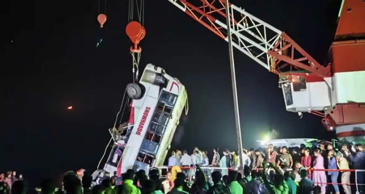 अपडेटः बांग्लादेश&nbsp;में पद्मा नदी बस हादसे में मरने वालों की संख्या बढ़कर 26 हुई