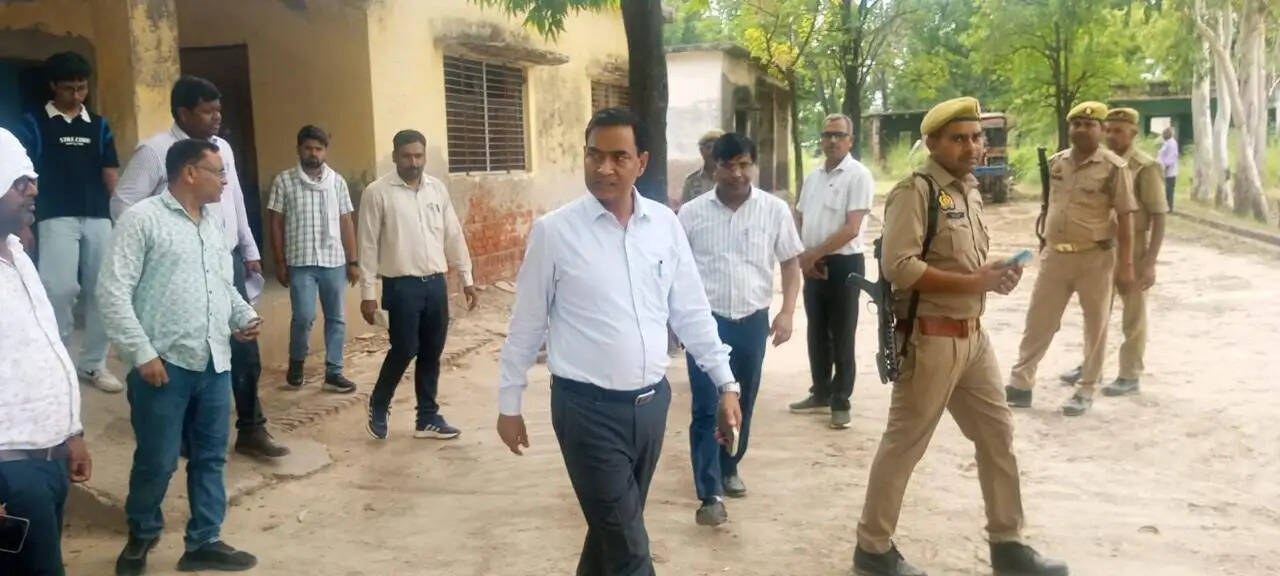 औरैया : जिलाधिकारी ने विकासखंड भाग्यनगर का किया औचक निरीक्षण, लापरवाह कर्मियों पर जताई नाराजगी