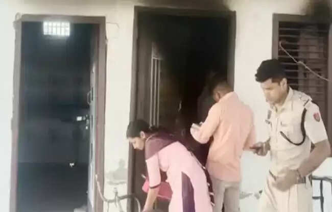 सोनीपत में पूर्व सरपंच के घर चोरी के बाद लगाई आग