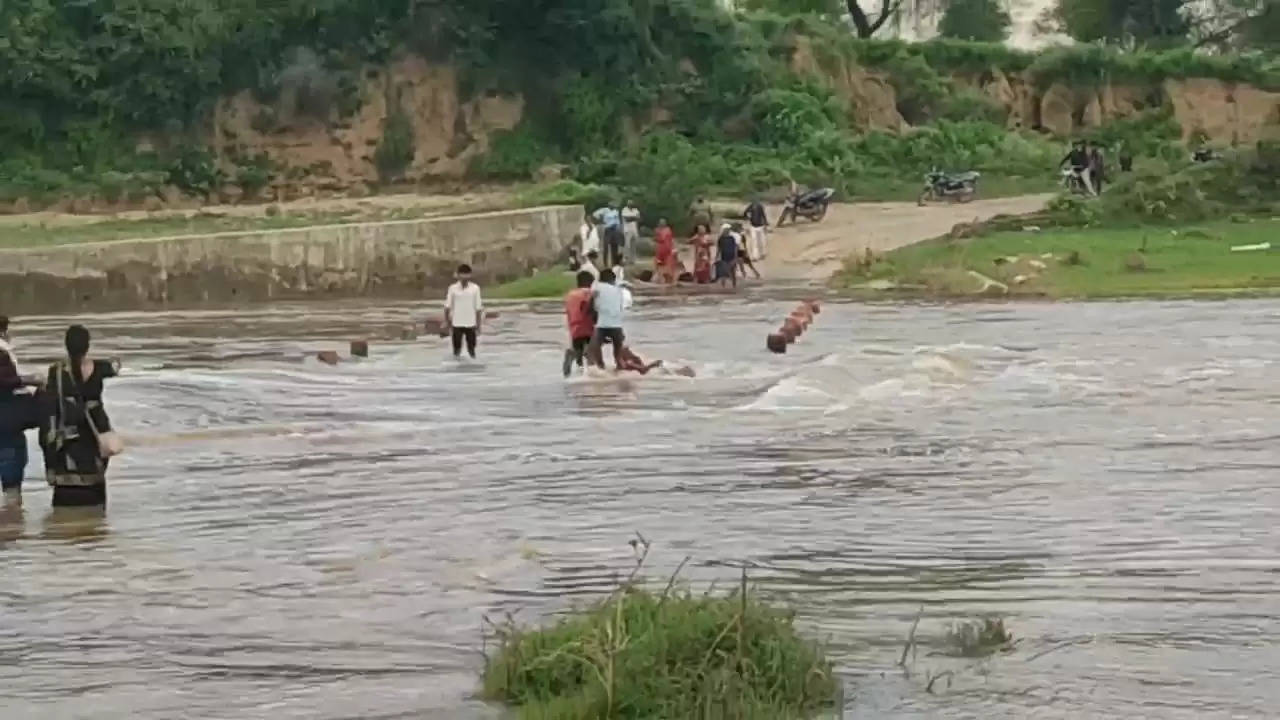 मुरैना: क्वारी नदी के रपटा पर एक वृद्ध महिला बही, ग्रामीणों ने बचाया