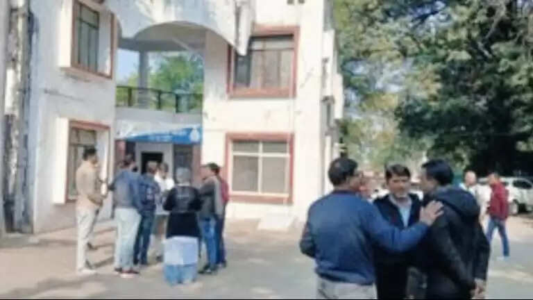 सागर यूनिवर्सिटी में RTI अपीलकर्ता और प्रोफेसर में मारपीट