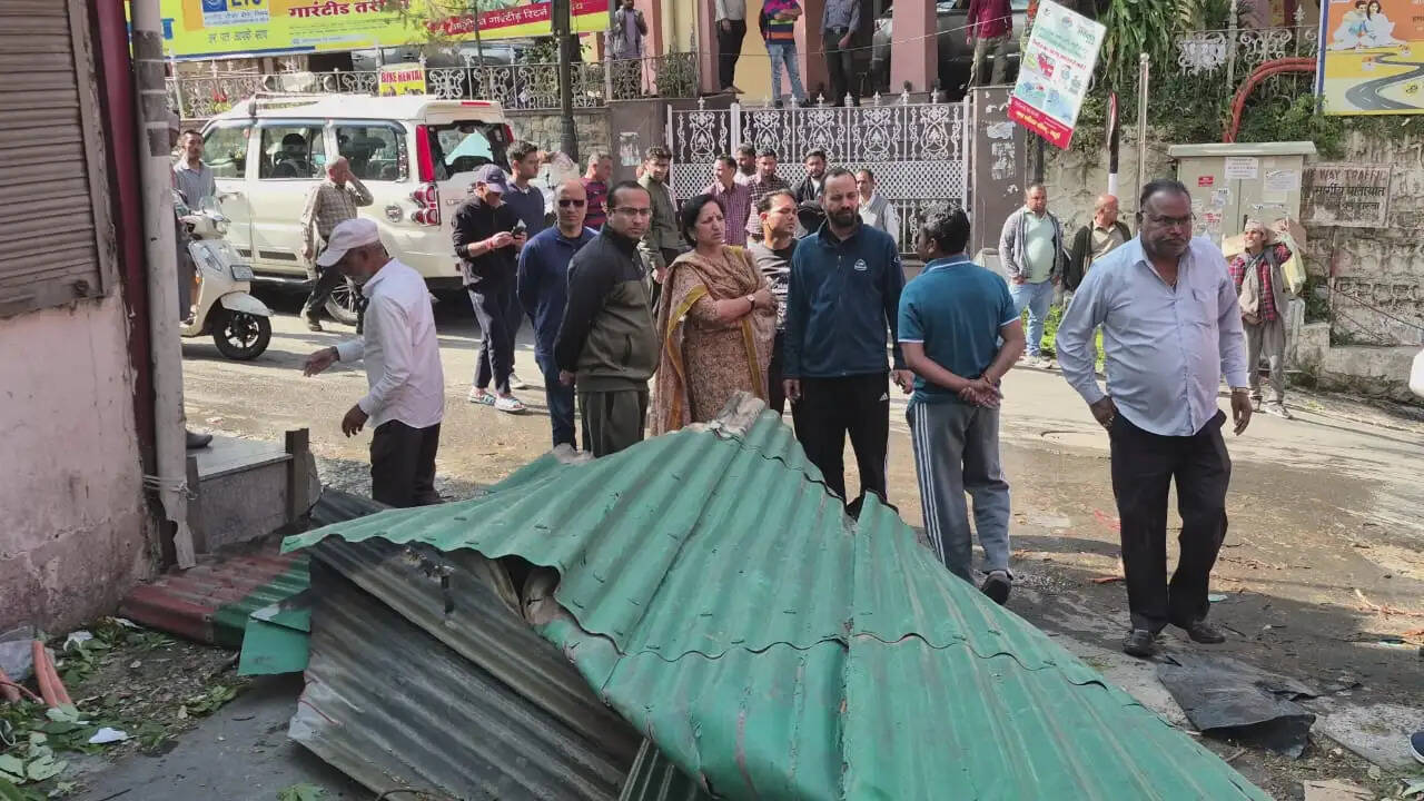 मसूरी में बीएसएनएल कार्यालय की छत उड़कर सड़क पर गिरी, पेड़ मकानों में घुसे, बाल-बाल बचे लोग