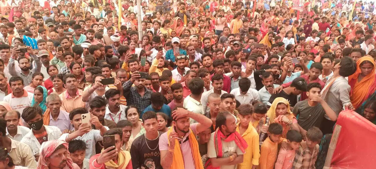 चकिया में सामूहिक आदर्श विवाहोत्सव में 71 जोड़ो का विवाह हुआ संपन्न