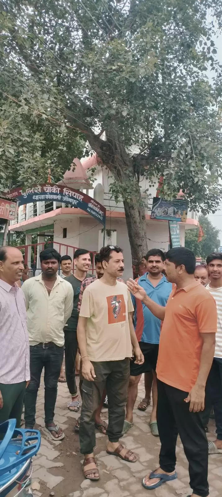 अराजक तत्वों ने पुलिस चौकी परिसर में स्थित मंदिर में स्थापित भगवान राधा कृष्ण की मूर्ति खंडित की