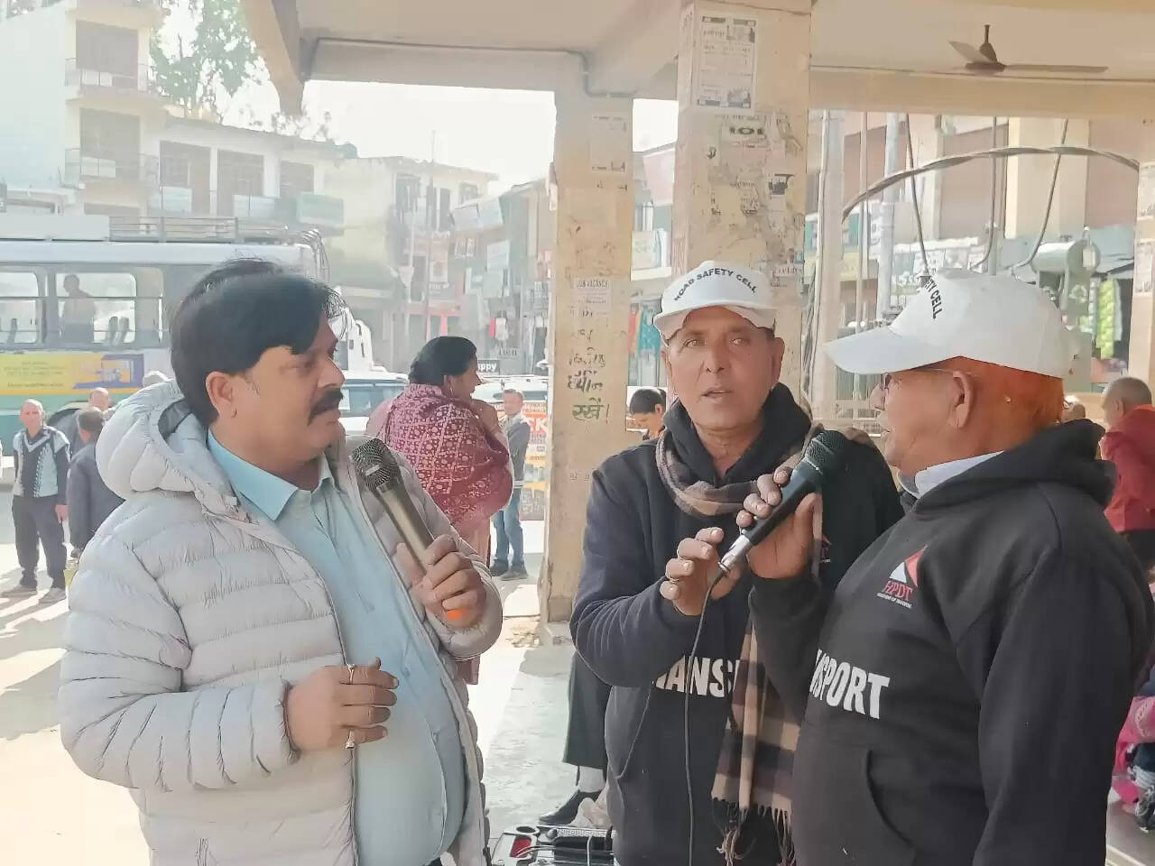 हमीरपुर में लोक कलाकारों ने दिया सड़क सुरक्षा जागरुकता का संदेश