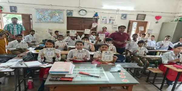 मुकबधिर बच्चों में मंच ने किया शैक्षणिक सामग्री का वितरण