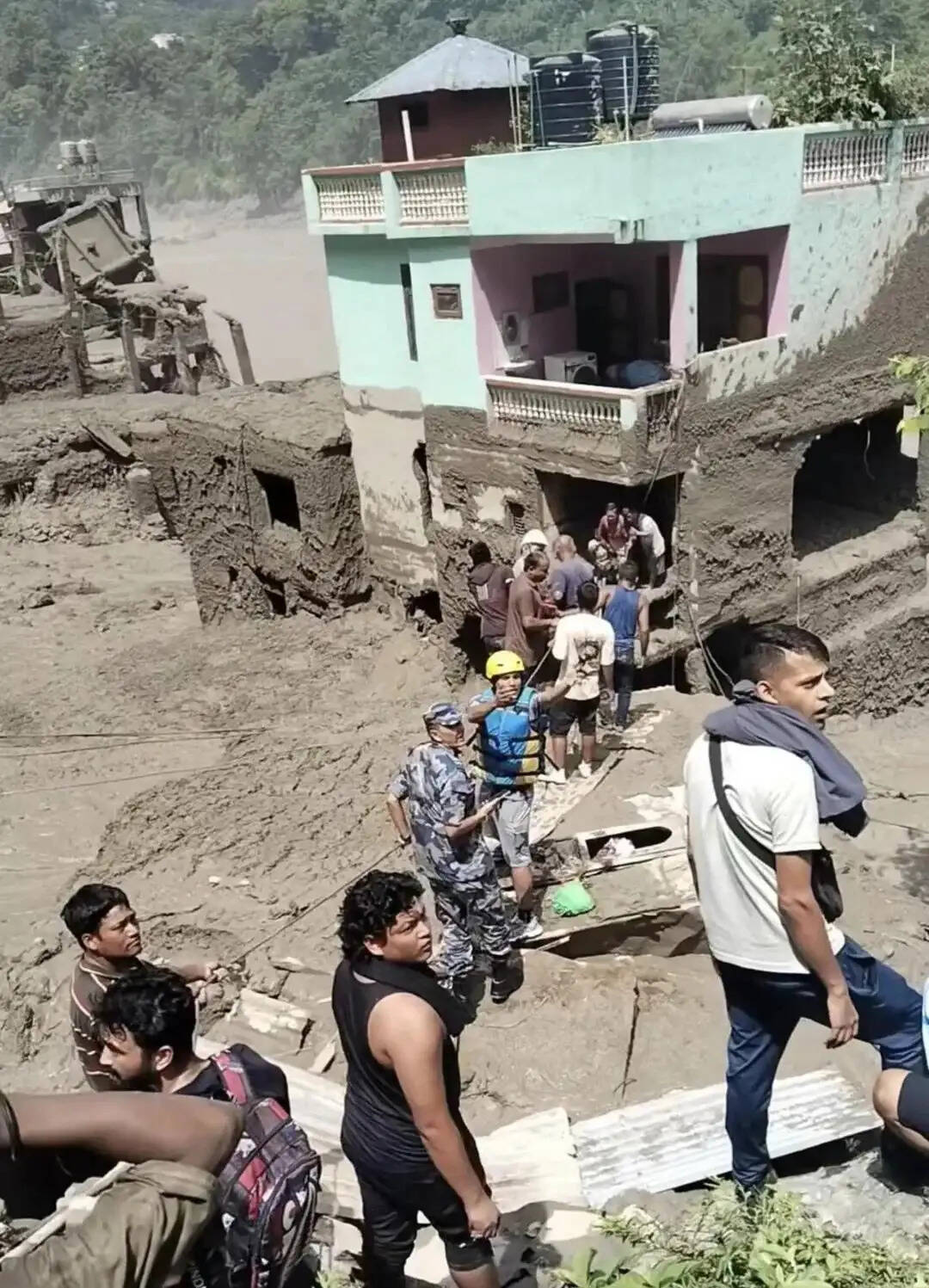 नेपाल जलप्रलयः तीन जिलों के 16 स्कूल क्षतिग्रस्त, 233 छात्र और 17 शिक्षक लापता