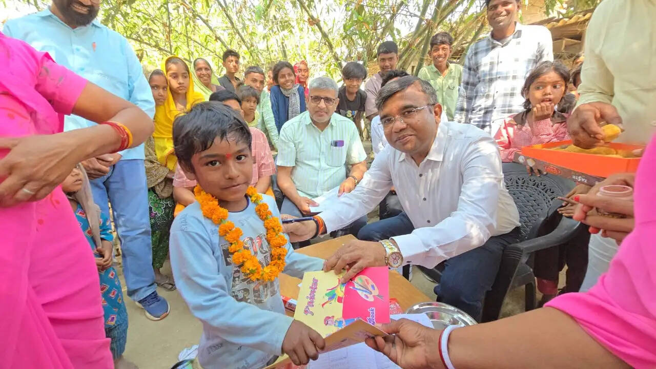 स्कूल चलो अभियान का शुभारंभ, बीएसए ने घर-घर जाकर कराया नामांकन