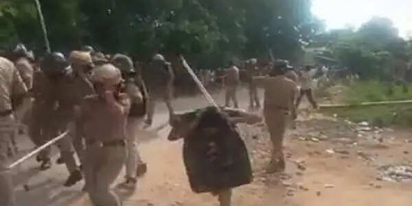 अंबेडकर प्रतिमा विवाद: तीसरे दिन भी लबकनी गांव में तनाव, सात नामजत 70 अज्ञात पर केस दर्ज