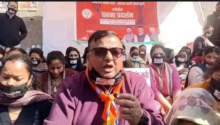 सुबाथू मार्ग की दयनीय स्थिति को लेकर भाजपा का धरना प्रदर्शन