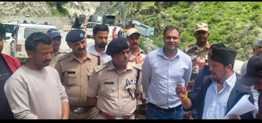 तमक गांव में आपदा की तबाही के बाद सुरक्षित विस्थापन की मांग