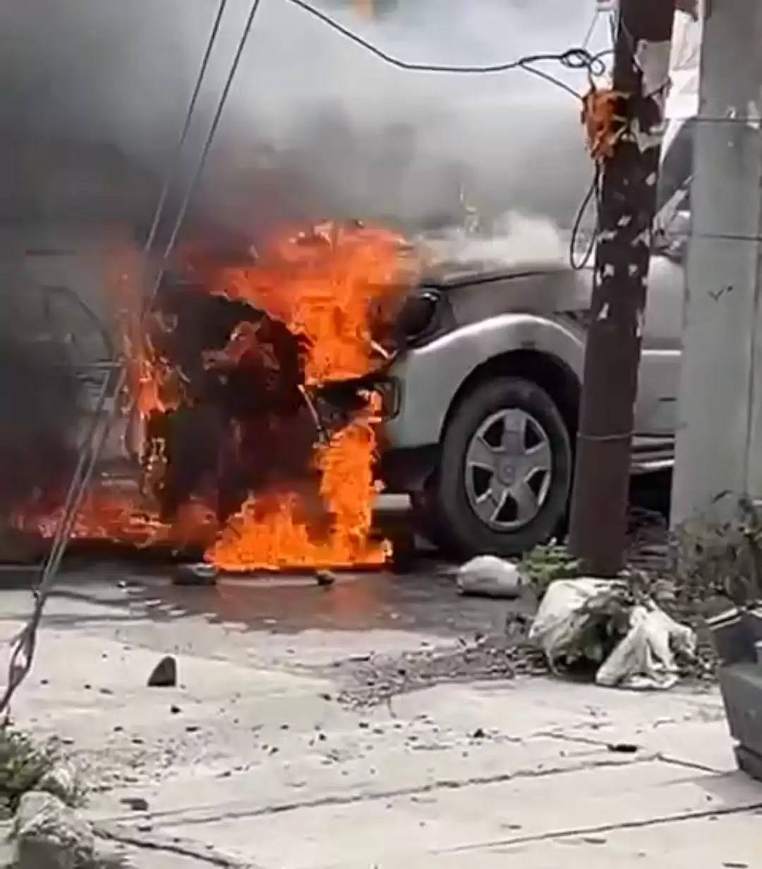 भड़के छात्रों ने सरकारी गाड़ी में लगायी आग