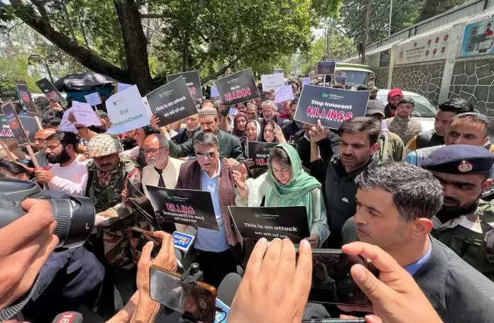 महबूबा मुफ्ती ने पहलगाम हमले के खिलाफ विरोध मार्च निकाला